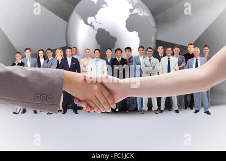 Image composite de poignée de main entre deux femmes Banque D'Images