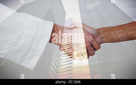 Image composite de gros plan extrême d'un médecin et patient shaking hands Banque D'Images