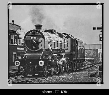 Train à vapeur britannique vintage photo de 'Leander' 5690 de la LMS Jubilee line. Kidderminister Junction. England UK. La photographie noir et blanc Banque D'Images