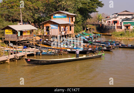 Longs bateaux sur la rivière à Nyaung Schwe, Myanmar Banque D'Images