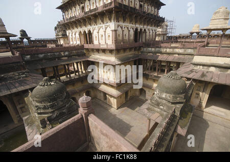 Vue de l'intérieur de Datia Palace. Également connu sous le nom de Bir Singh Palace ou Bir Singh Dev Palace. Datia. Le Madhya Pradesh. L'Inde Banque D'Images