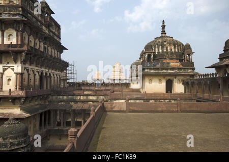 Vue de l'intérieur de Datia Palace. Également connu sous le nom de Bir Singh Palace ou Bir Singh Dev Palace. Datia. Le Madhya Pradesh. L'Inde Banque D'Images