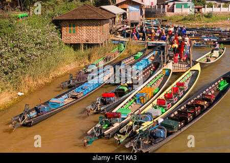 Longs bateaux sur la rivière à Nyaung Schwe, Myanmar Banque D'Images