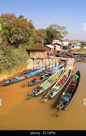 Longs bateaux sur la rivière à Nyaung Schwe, Myanmar Banque D'Images