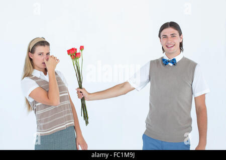 Hipster geek offrant des roses rouges à son amie Banque D'Images