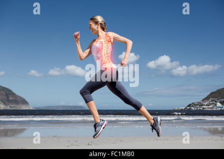 Retour en surbrillance les os de femme jogging on beach Banque D'Images