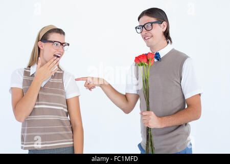 Hipster geek offrant des roses rouges à son amie Banque D'Images