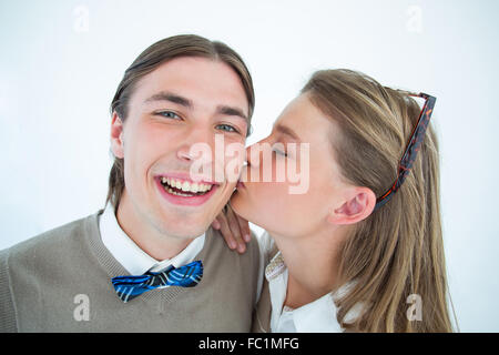 Joli petit ami donnant hipster geek baiser sur la joue Banque D'Images