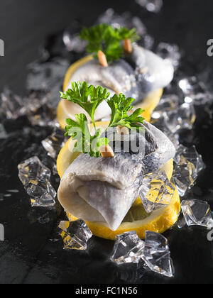 Rollmop sur hareng tranches de citron Banque D'Images