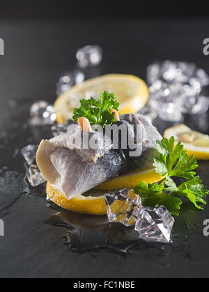 Rollmop sur hareng tranches de citron Banque D'Images