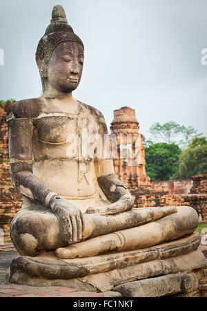 Statue de Bouddha dans le Wat Mahatat. Banque D'Images