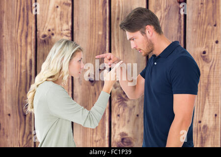 Image composite de angry couple facing off durant les plaidoiries, Banque D'Images