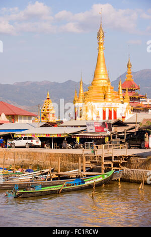Une pagode à Nyaung Schwe sur le lac Inle, Myanmar Banque D'Images