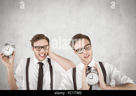Image composite de nerdy man avec réveil Banque D'Images