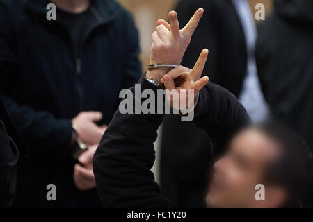 Coblence, Allemagne. 20 Jan, 2016. Accusé lors du procès contre neuf membres de la bande de motards Hell's Angels donne la victoire dans la salle d'audience de la cour régionale de Koblenz, Allemagne, 20 janvier 2016. Les défendeurs sont accusés d'enlèvement, l'extorsion sous menace de la force, la batterie, et d'agression. Photo : THOMAS FREY/dpa/Alamy Live News Banque D'Images