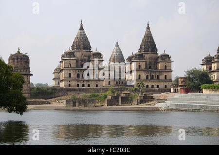 Chhatris cénotaphes ou sur celui de la banque du fleuve betwa, Orchha. Le Madhya Pradesh. L'Inde Banque D'Images