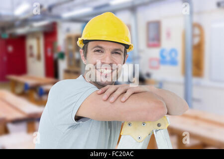 Technicien de s'appuyant sur l'escabeau Banque D'Images