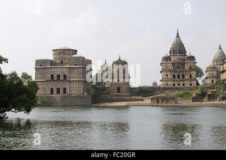 Chhatris cénotaphes ou sur celui de la banque du fleuve betwa, Orchha. Le Madhya Pradesh. L'Inde Banque D'Images