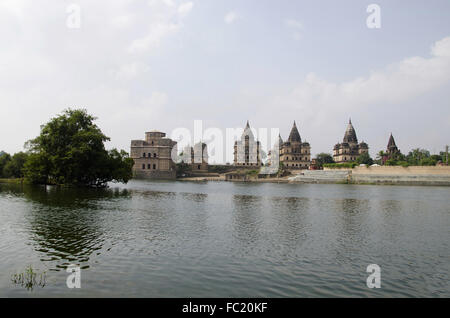 Long View de Chhatris cénotaphes ou sur celui de la banque du fleuve betwa, Orchha. Le Madhya Pradesh. L'Inde Banque D'Images