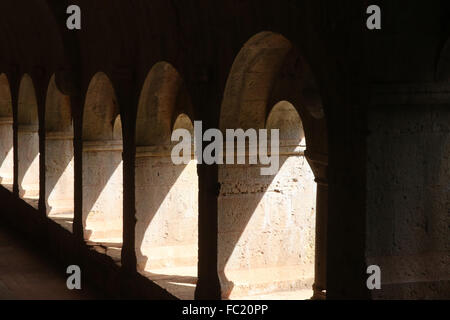 Le Thoronet, abbaye cistercienne de Le Thoronet, abbaye Cistercienne du 12ème siècle en Provence. Le cloître. Banque D'Images