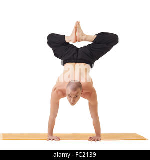 Yogi looking at camera while doing handstand Banque D'Images