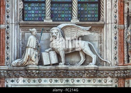 Lion ailé sur la façade de la tour de la cloche à la place San Marco à Venise, Italie Banque D'Images