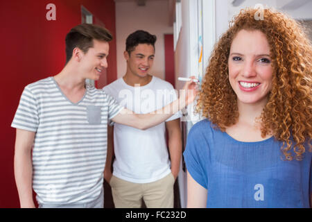 Portrait of smiling student with friends derrière elle Banque D'Images