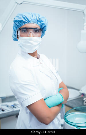 Dentiste femme portant un masque chirurgical et des lunettes Banque D'Images