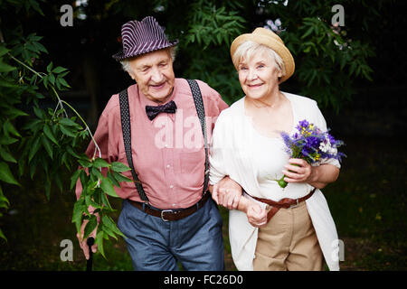 Happy senior couple passer du temps dans le parc Banque D'Images