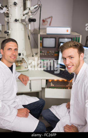 À l'aide d'étudiant biochimie grand microscope et ordinateur Banque D'Images