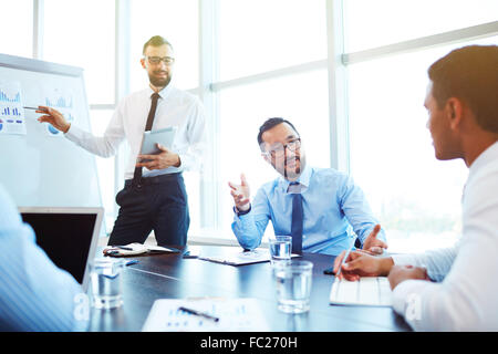 Les jeunes hommes d'avoir meeting in office Banque D'Images