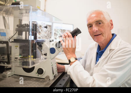 À l'aide de microscope et biochimiste grand ordinateur Banque D'Images