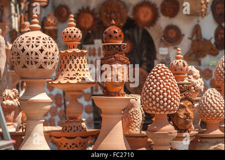 Poterie en terre cuite, vue de la terre cuite de lanternes et de bustes en vente dans un magasin à Taormina, Sicile. Banque D'Images