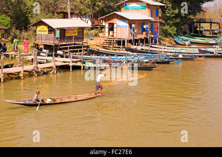 Les pêcheurs locaux sur la rivière en Nyaung Schwe, lac Inle, Myanmar Banque D'Images