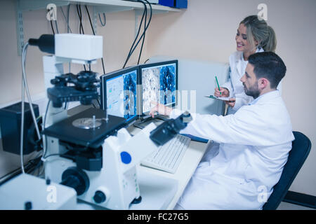 Les étudiants à la recherche scientifique à des images microscopiques Banque D'Images