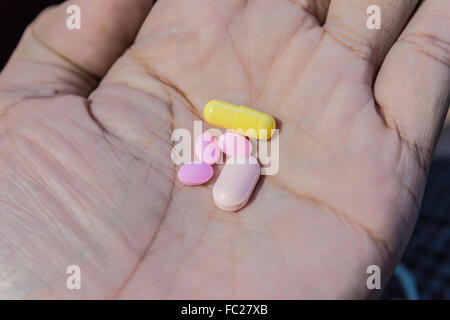 Médicament comprimés ou gélules de pair, Palm ou les doigts. Prescription de médicaments pour le traitement des médicaments. Médicament pharmaceutique, traitement Banque D'Images