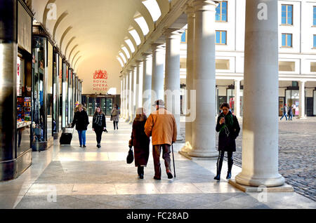 Londres, Angleterre, Royaume-Uni. Entrée de la Royal Opera House sous une arcade à Covent Garden Banque D'Images