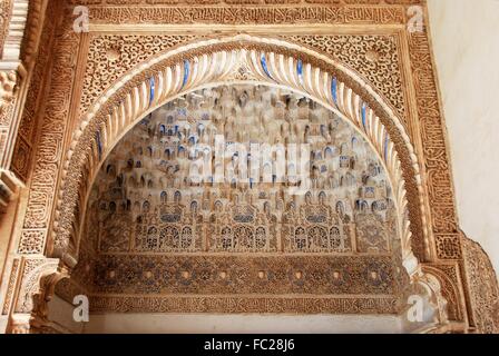 Ornate archway dans l'entrée de la Sala de los Embajadores dans la Cour des Myrtes, Palais de l'Alhambra, Grenade, Espagne. Banque D'Images