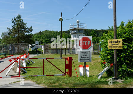 Frontière entre l'ancienne République démocratique allemande, mur et barrière dans le village divisé Mödlareuth Banque D'Images