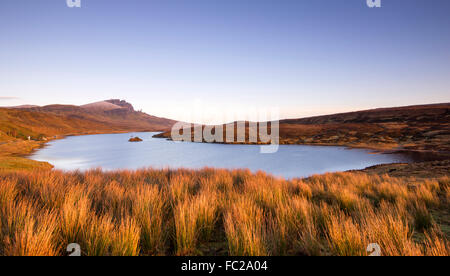 Matin d'hiver à Loch Fada, avec un reflet de l'ancien homme de Storr en arrière-plan, l'île de Skye Ecosse UK Banque D'Images