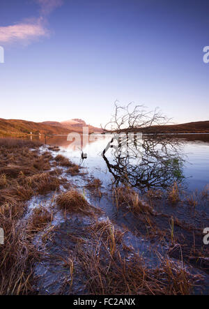 Matin d'hiver à Loch Fada, avec un reflet de l'ancien homme de Storr en arrière-plan, l'île de Skye Ecosse UK Banque D'Images