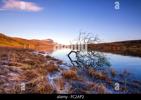 Matin d'hiver à Loch Fada, avec un reflet de l'ancien homme de Storr en arrière-plan, l'île de Skye Ecosse UK Banque D'Images