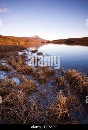 Matin d'hiver à Loch Fada, avec un reflet de l'ancien homme de Storr en arrière-plan, l'île de Skye Ecosse UK Banque D'Images