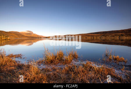 Matin d'hiver à Loch Fada, avec un reflet de l'ancien homme de Storr en arrière-plan, l'île de Skye Ecosse UK Banque D'Images