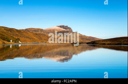 Matin d'hiver à Loch Fada, avec un reflet de l'ancien homme de Storr en arrière-plan, l'île de Skye Ecosse UK Banque D'Images