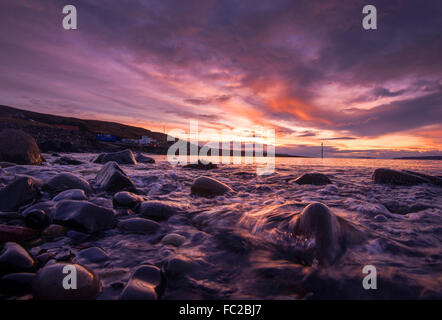 Fiery coucher du soleil à Elgol sur l'île de Skye, en Écosse, Royaume-Uni Banque D'Images