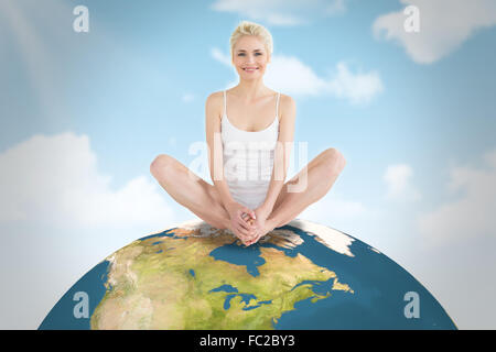 Image composite de tonique jeune femme faisant l'étirement papillon Banque D'Images