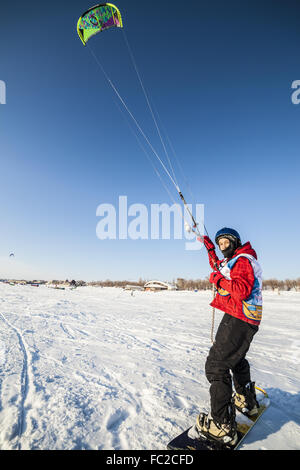 Kiteboarder avec kite sur la neige Banque D'Images