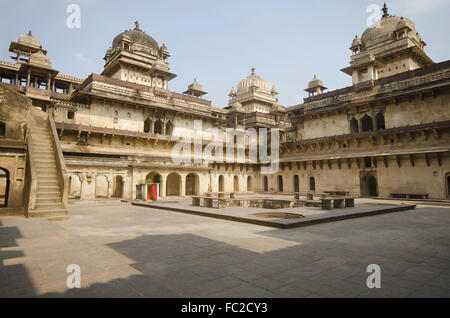 Vue de l'intérieur de Jahangir Palace. Orchha Palace (Fort) complexe. Orchha. Le Madhya Pradesh. L'Inde Banque D'Images