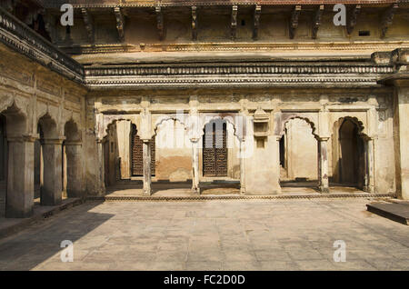 Vue de l'intérieur de Jahangir Palace. Orchha Palace (Fort) complexe. Orchha. Le Madhya Pradesh. L'Inde Banque D'Images